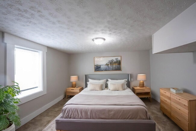 Building Photo - "Spacious 3-Bed, 2-Bath Gem in Indianapolis - Modern Comfort Awaits!"
