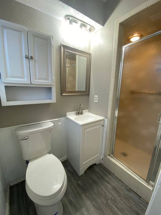 Building Photo - Cute 4 Bedroom Home