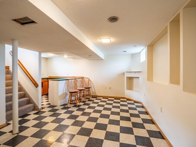 Building Photo - Welcome to ECoe House!
