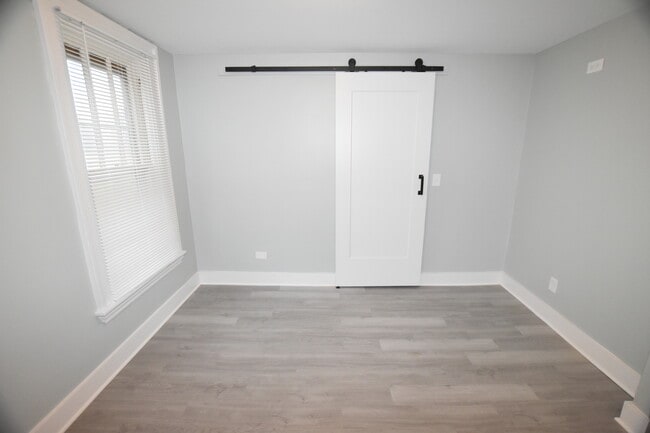 Building Photo - 426 N Lake St