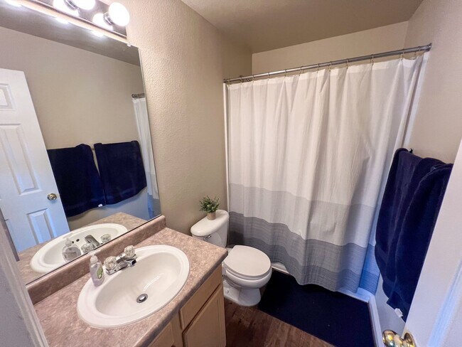 Building Photo - Fully Furnished Stunner Close to UNR!!