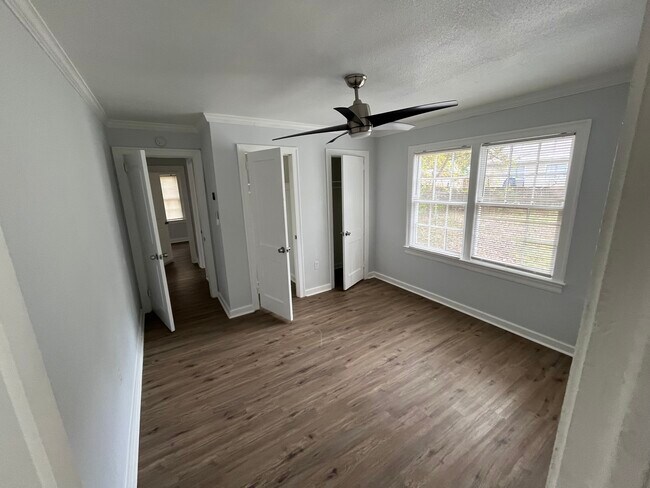 Building Photo - 521 Launcelot Rd