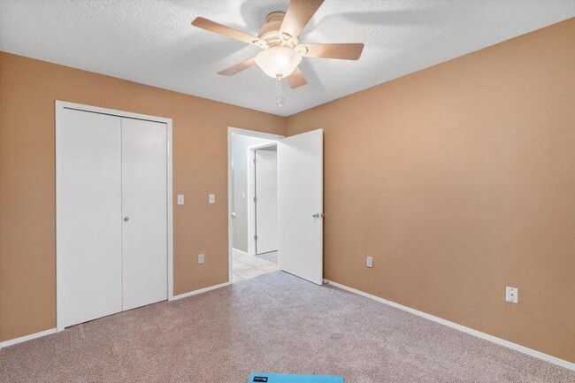 Building Photo - 833 Country Club Dr SE