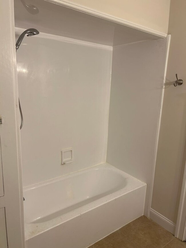 Building Photo - Renovated 2 Bed Apartment 1 block to downtown with Laundry and Central Air