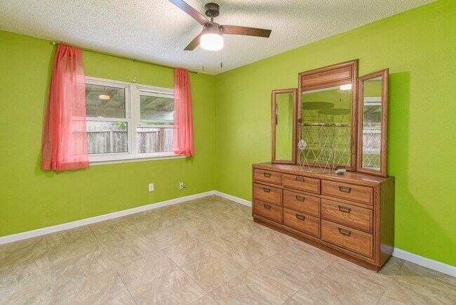 Building Photo - 12054 Plumpoint Dr