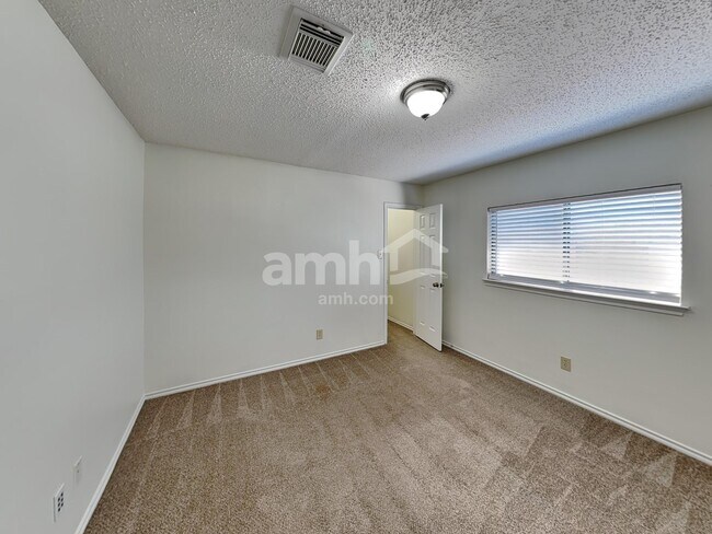 Building Photo - 2817 Lotus Park