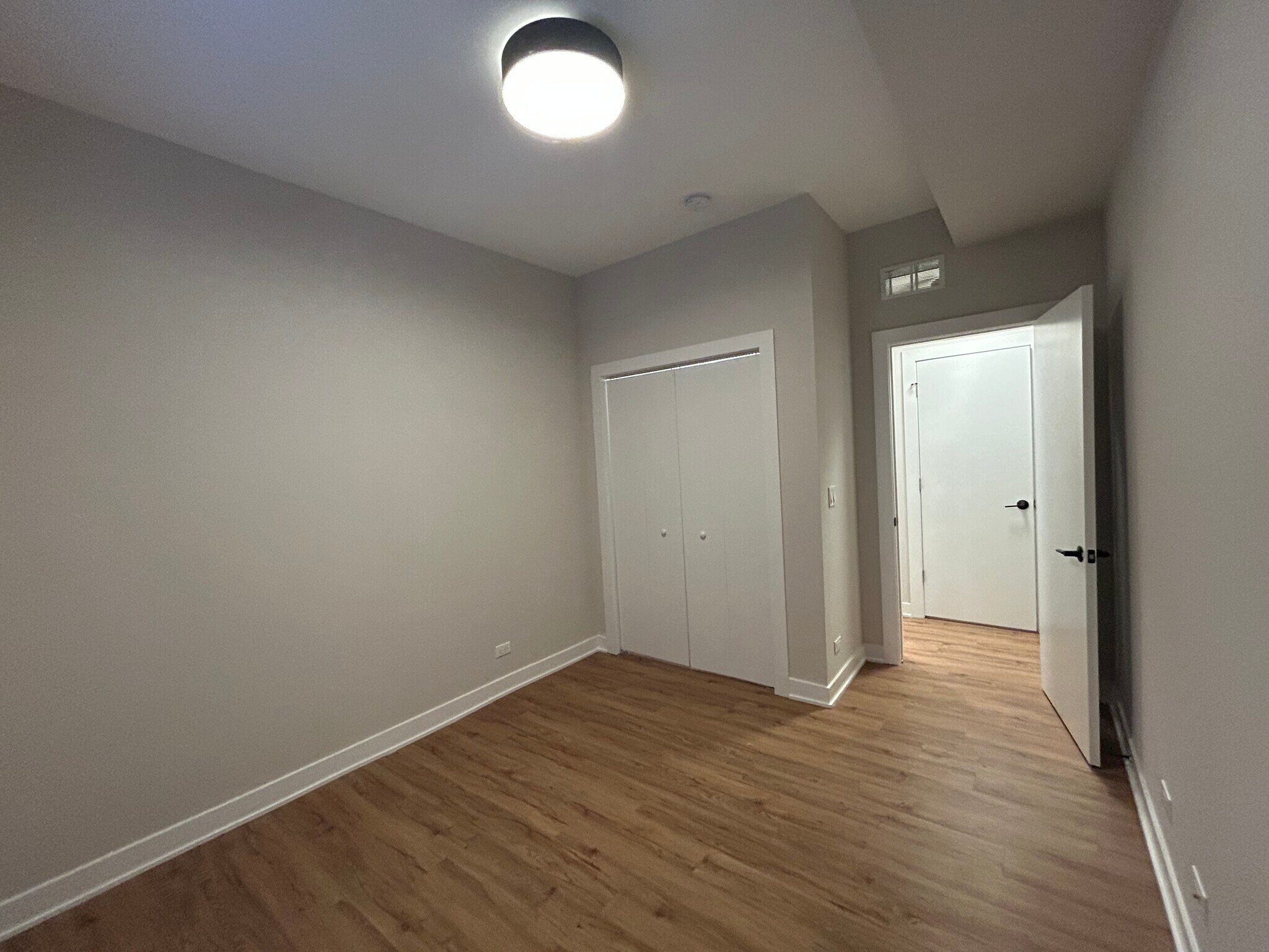 Building Photo - 648 W Wrightwood Ave