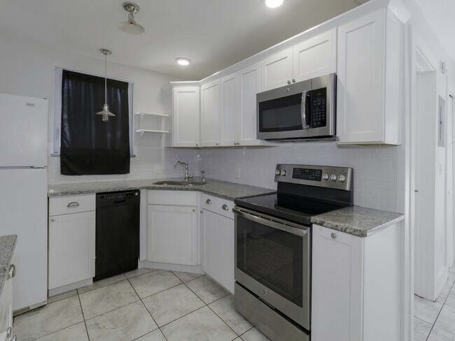 Building Photo - 2808 Clinton St S