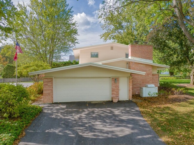 Building Photo - 4 bed 3.5 bath home in East Grand Rapids
