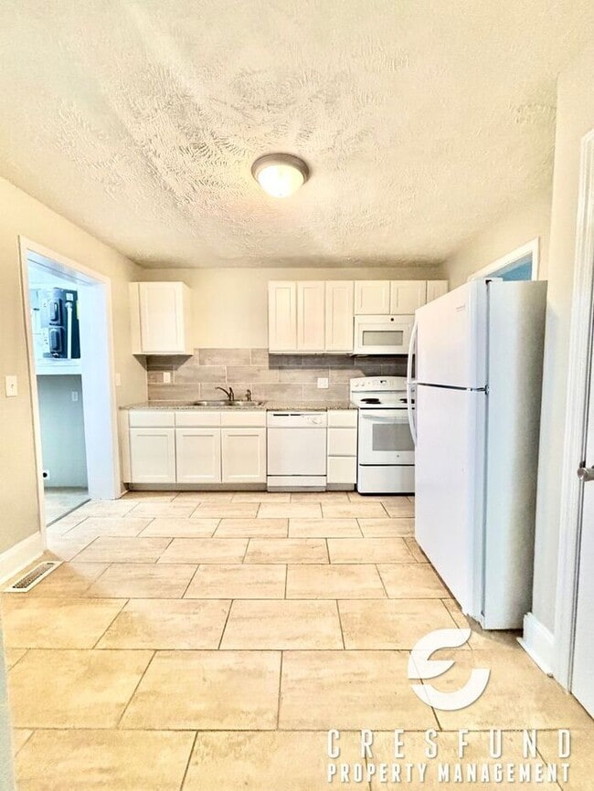 Building Photo - Adorable 2 Bedroom 1 Bathroom Ready for Mo...