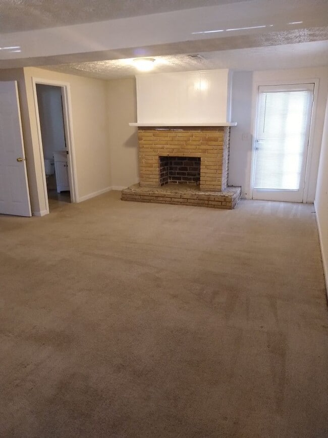 Building Photo - Charming 5 Bed/2 Bath home in Riverdale!