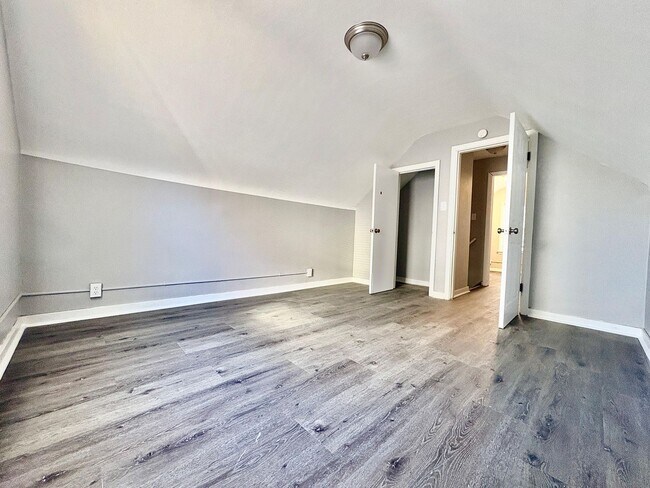 Building Photo - First full month of rent FREE!