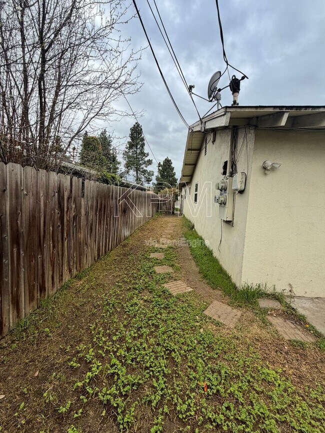 Building Photo - 6808 N El Dorado St