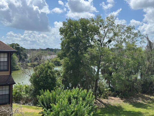 Building Photo - Altamonte Springs Top Floor Condo ~ Gated Waterfront Community ~ Must See!