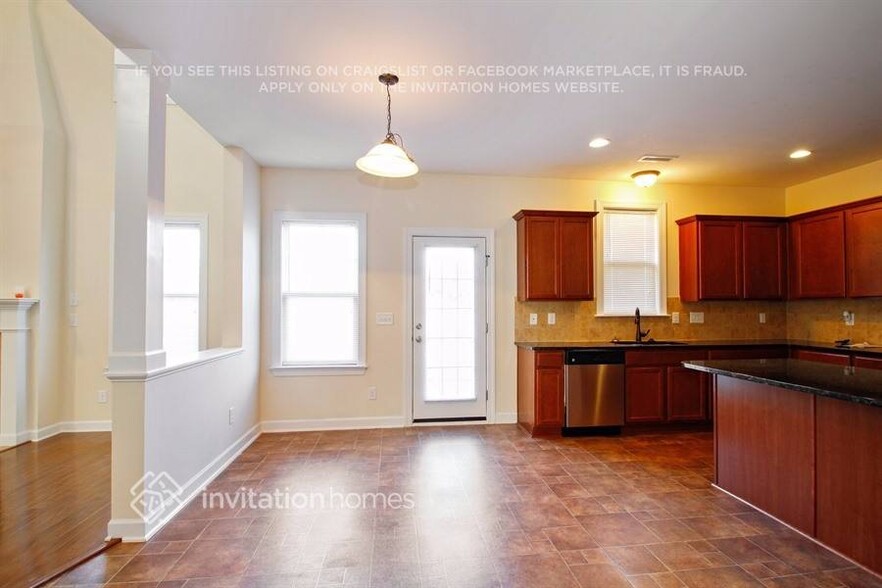 Building Photo - 552 Adams Point Dr