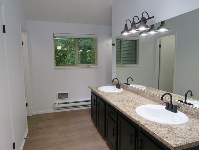 Building Photo - Redmond Modern & Updated 3bd/2bath Condo i...