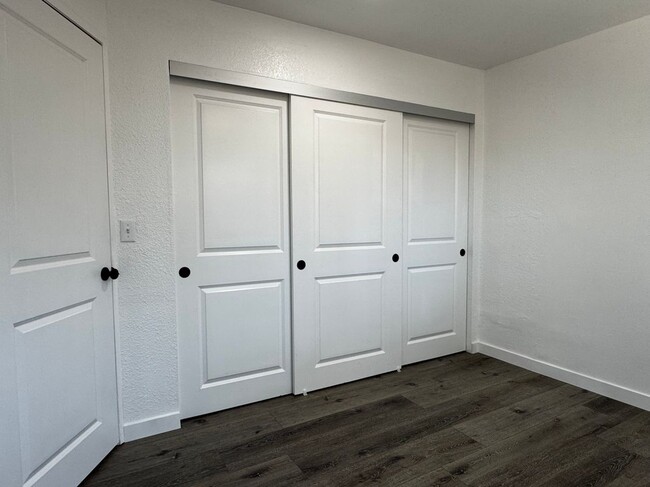 Building Photo - 4563 Bridgeview Ave