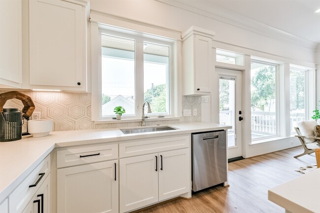 Building Photo - 3007 Avenue Q