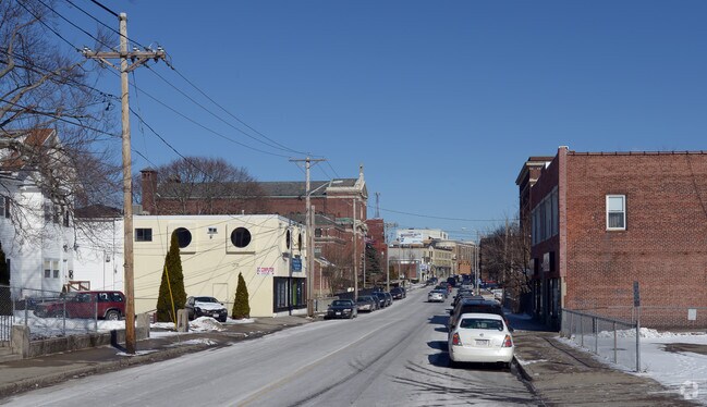 Primary Photo - 389 Main St