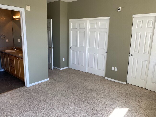 Building Photo - Large 2 Bedroom 2 Bath Townhome in Sterlin...