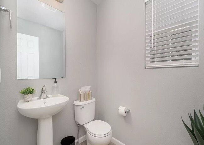 Building Photo - 4 Bedroom Available in Tiburon!