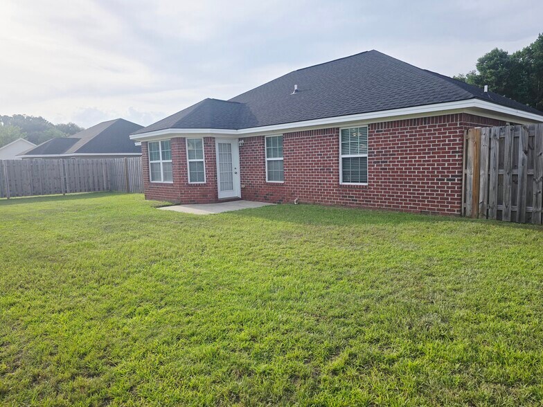 Building Photo - 111 Quarterhorse Dr