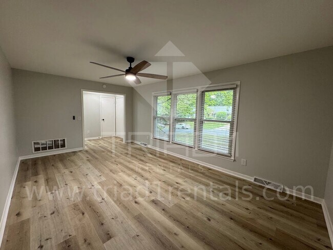 Building Photo - 2205 Hathaway Dr
