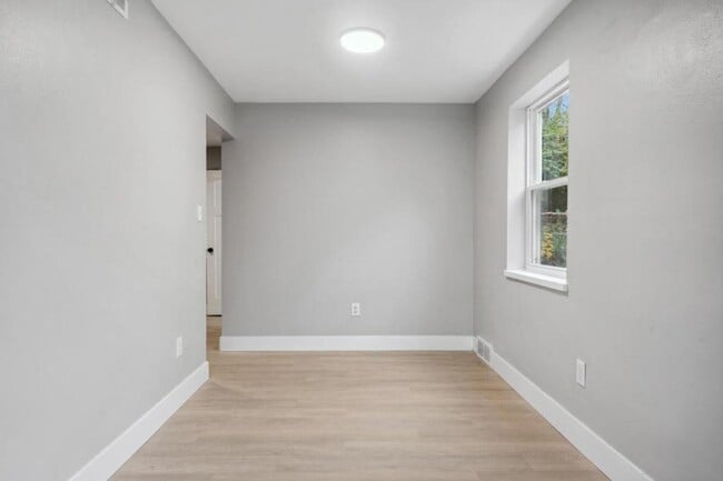 Building Photo - 844 Alverno Ave