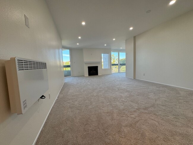 Building Photo - Top Floor Oasis