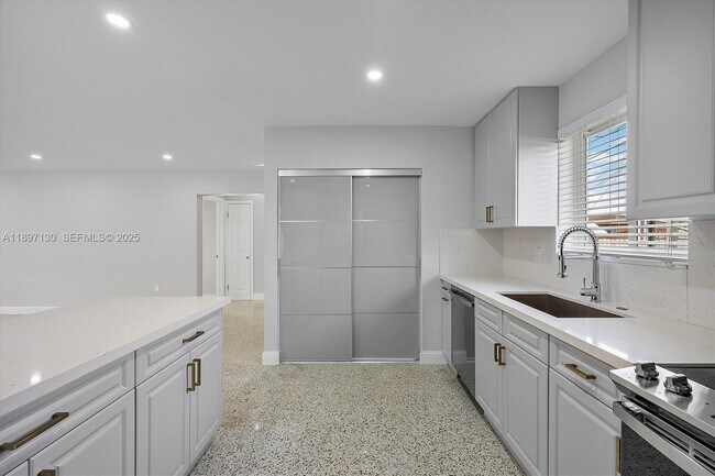 Building Photo - 3820 SW 92nd Ave