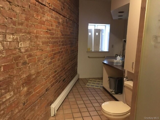 Building Photo - 528 Main St