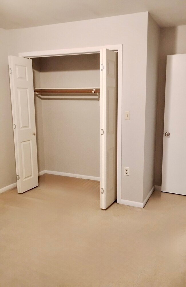 #2 bedroom - 334 Shenandoah Cir