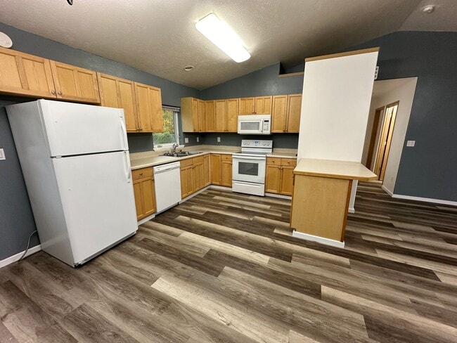 Building Photo - 2 bd, 2 bath, 2 car garage home in North Pole!