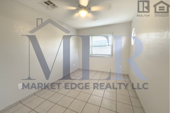 Building Photo - 1023