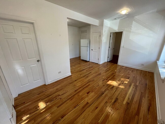 Building Photo - 2360 W Dickens Ave