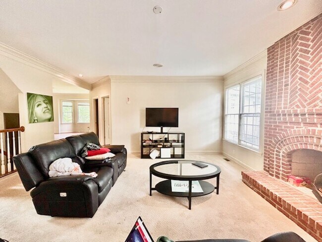 Building Photo - 10503 Aubinoe Farm Dr