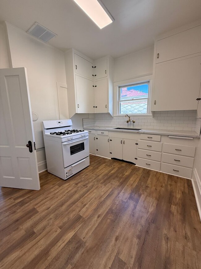 Building Photo - 2 Bedroom, 1 bathroom second floor apartme...