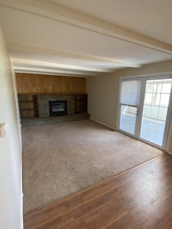 Building Photo - AVAILABLE IMMEDIATELY! Five bedroom house ...
