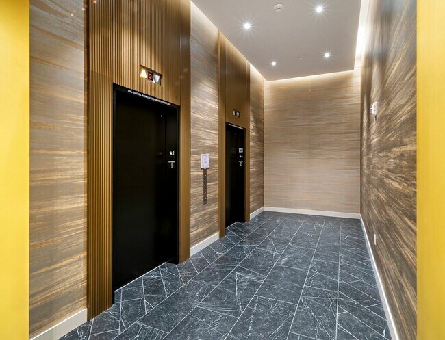 Building Photo - 55 Lagrange St