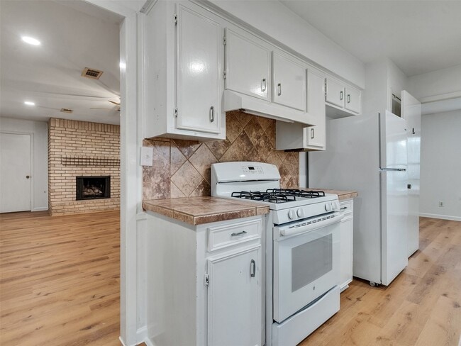 Building Photo - 418 Oakhill Dr