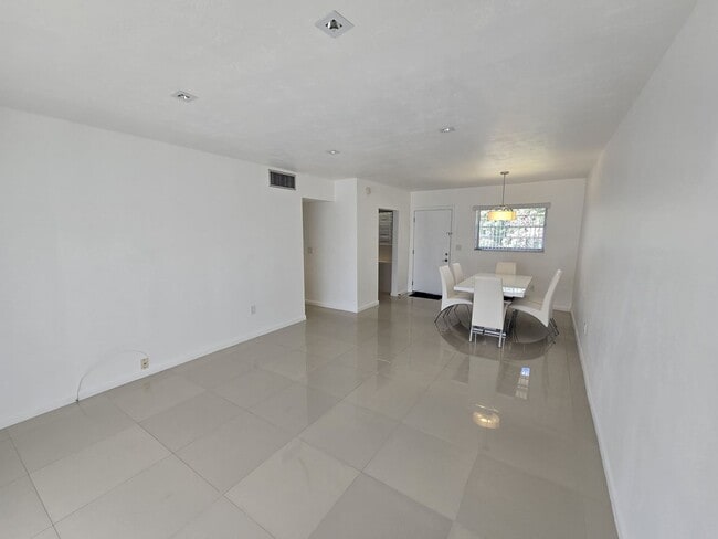 Building Photo - 2-Bed, 2-Bath Miami Condo in HOA Community – Pool, Laundry On-Site