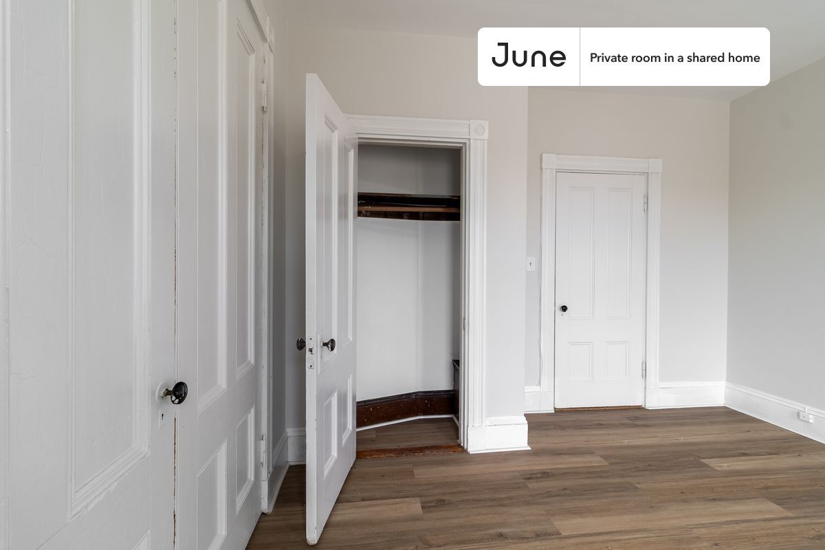 Building Photo - Room in Shared 3 bed/1 bath home