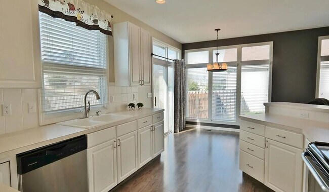 Building Photo - Modern 3 Bedroom 4 Bathroom Bellevue Home!