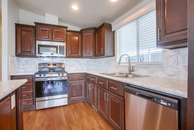 Building Photo - 1219 E Barham Dr