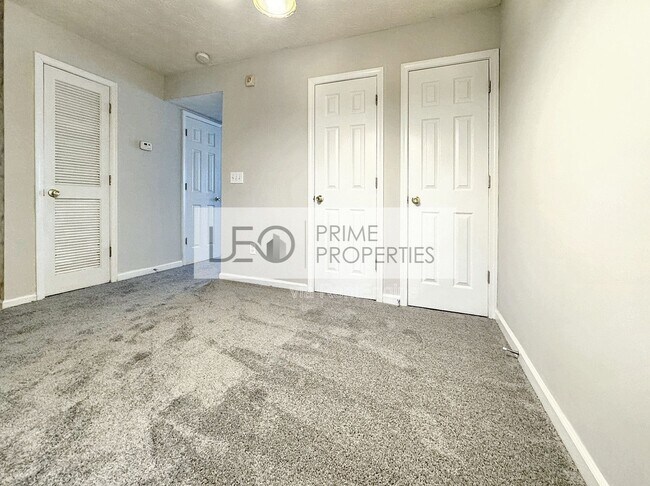 Building Photo - 5916 Dogwood Manor