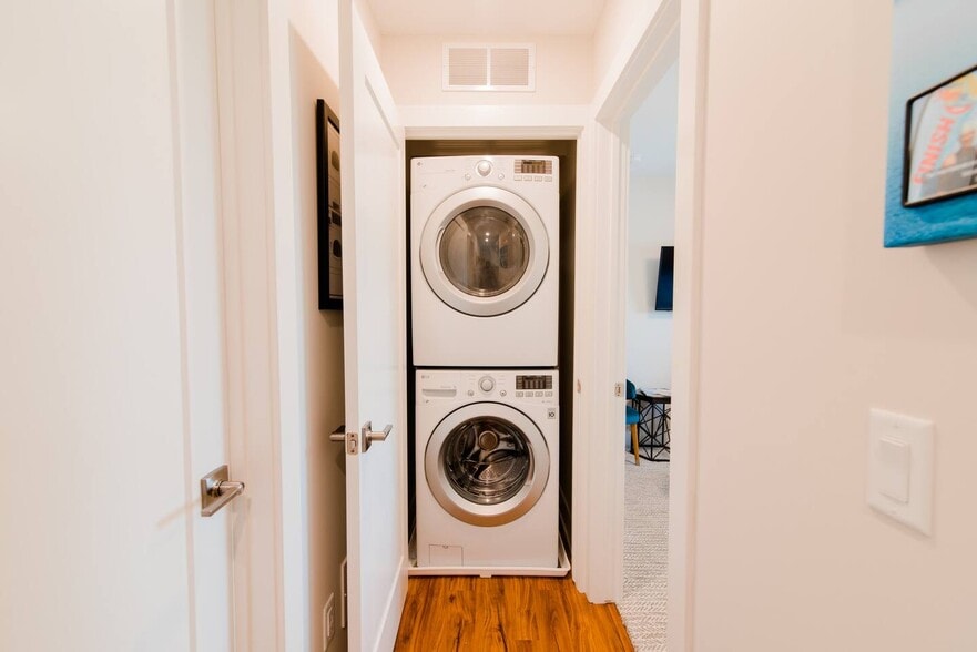 Building Photo - 635 Fairview Ave NE