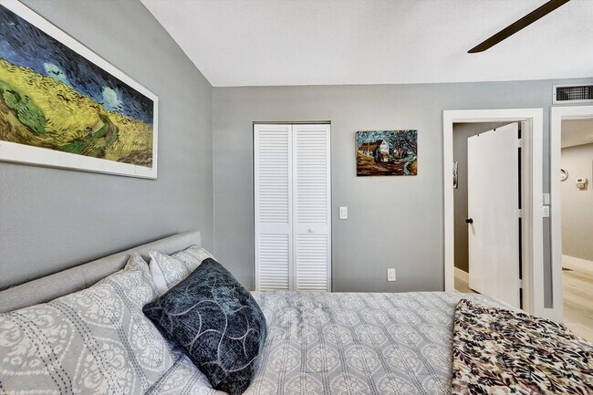 Building Photo - Modern 2BR/2BA Oasis with Serene Pond Views in Wildewood Springs, Bradenton!