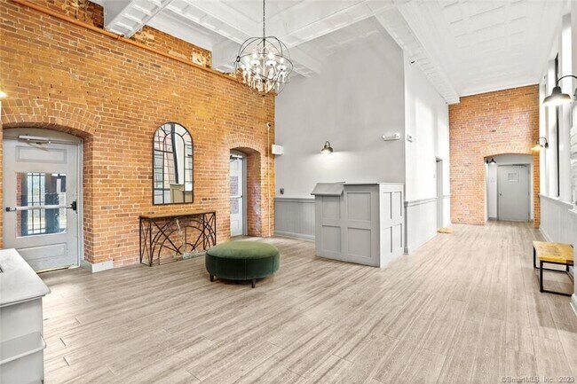 Building Photo - 25 Grand St