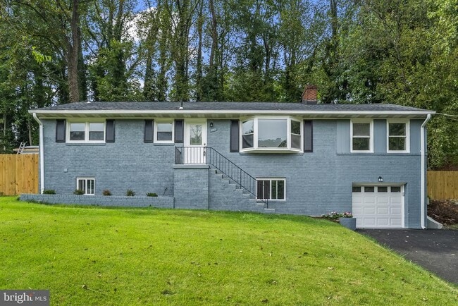 Building Photo - 5822 Brookview Dr