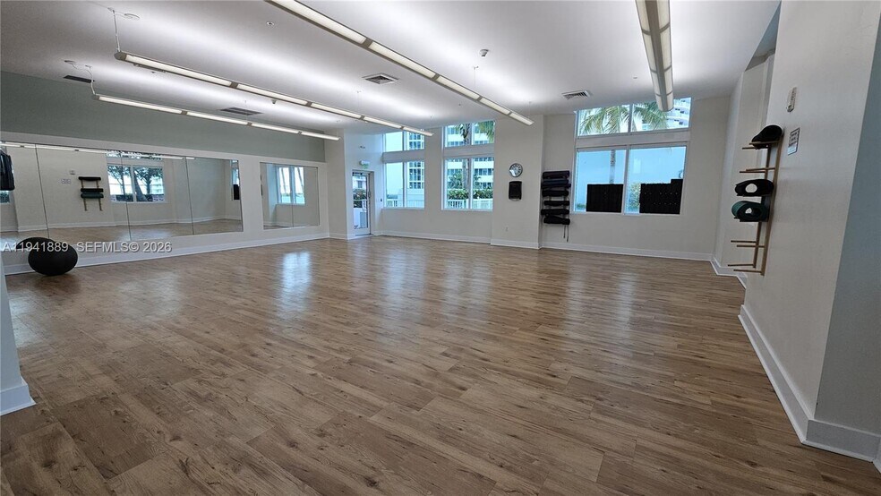 Building Photo - 1900 N Bayshore Dr